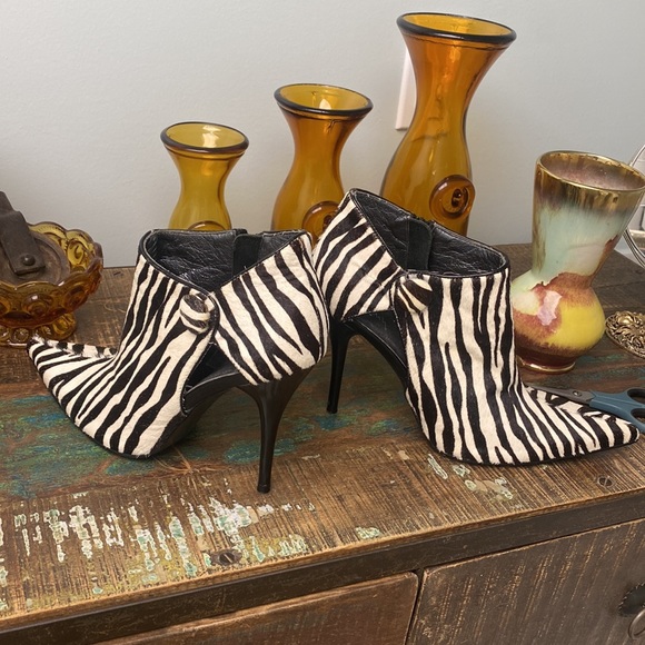 🦓🦓🦓 Zebra Print boots that I never wore size 8. 4-5 inch heels BRAND NEW - Picture 9 of 13